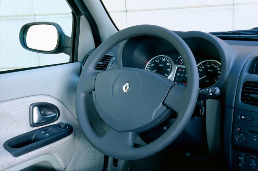  Renault Clio 3-Door 2001 года  (фото 21 из 58)